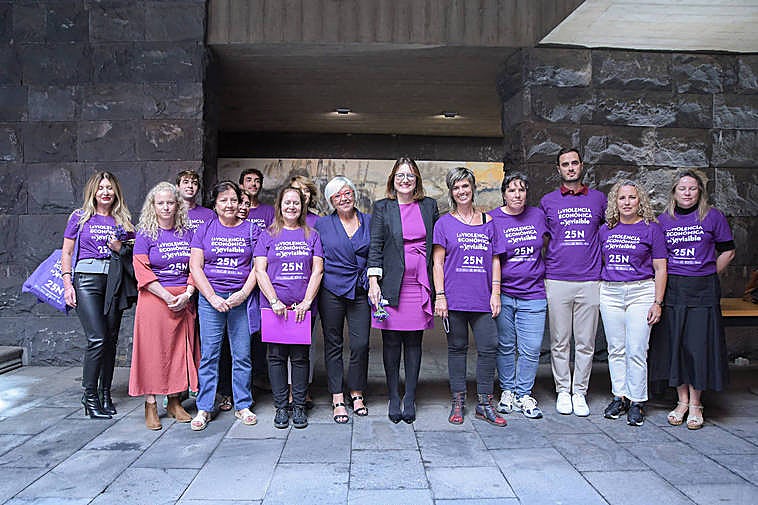 Foto de familia del acto institucional con motivo del Día para la Eliminación de la Violencia contra las Mujeres.