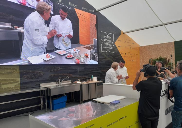 Oswaldo Betancort cocinando con Susi Díaz, de Saborea España.