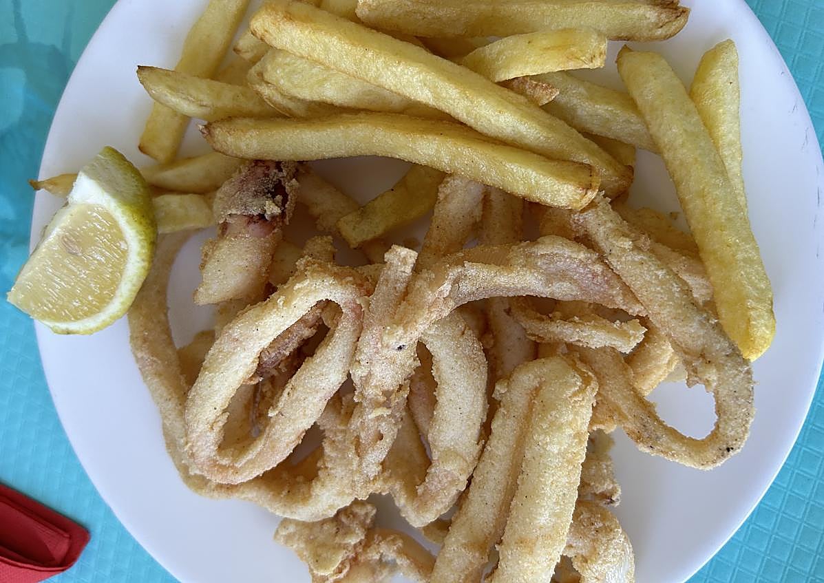 Imagen secundaria 1 - Callos, calamares y bistec empanado. Fotos: Mario Hernández Bueno