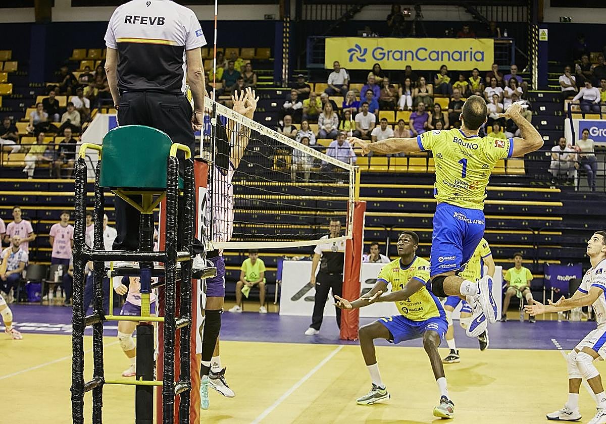 El Guaguas impone su autoridad en casa ante el Lelema Conqueridor.