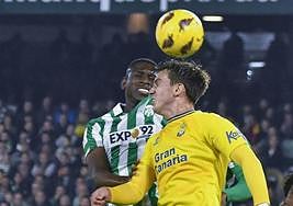 Perrone, en disputa aérea por un balón.