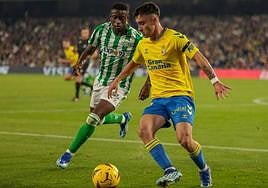 Alberto Moleiro disputando el balón con Luiz Henrique.