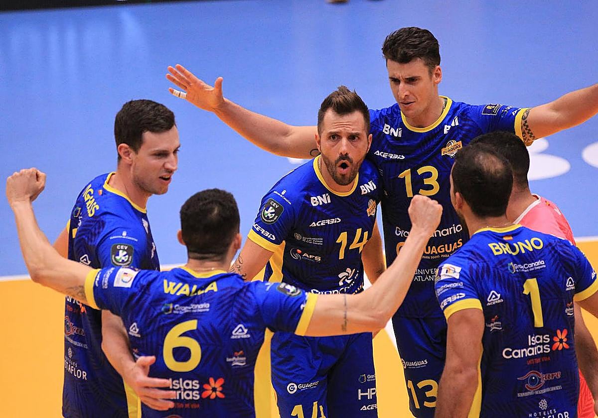 Walla, Vigrass, Cavanna, Zonca y Bruno celebran un punto.