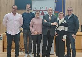 La nueva directiva de la APIF, con Pallarés –con corbata– en el centro.