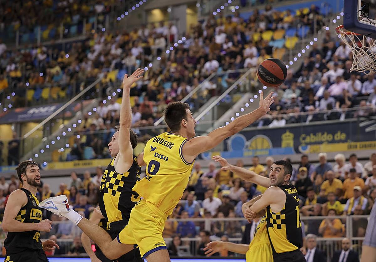 El Dreamland Gran Canaria naufraga en la orilla en el derbi (82-94)