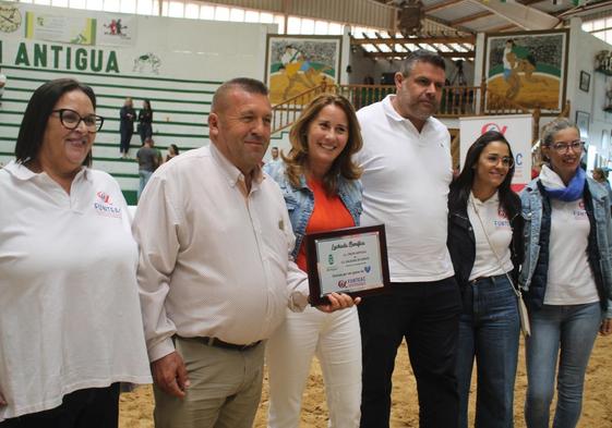 Gana Funteac en la luchada benéfica de Antigua