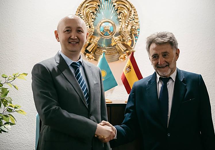 Aldiar Mukitanov, embajador de Kazajistán en España, y Rafael Molina Petit.