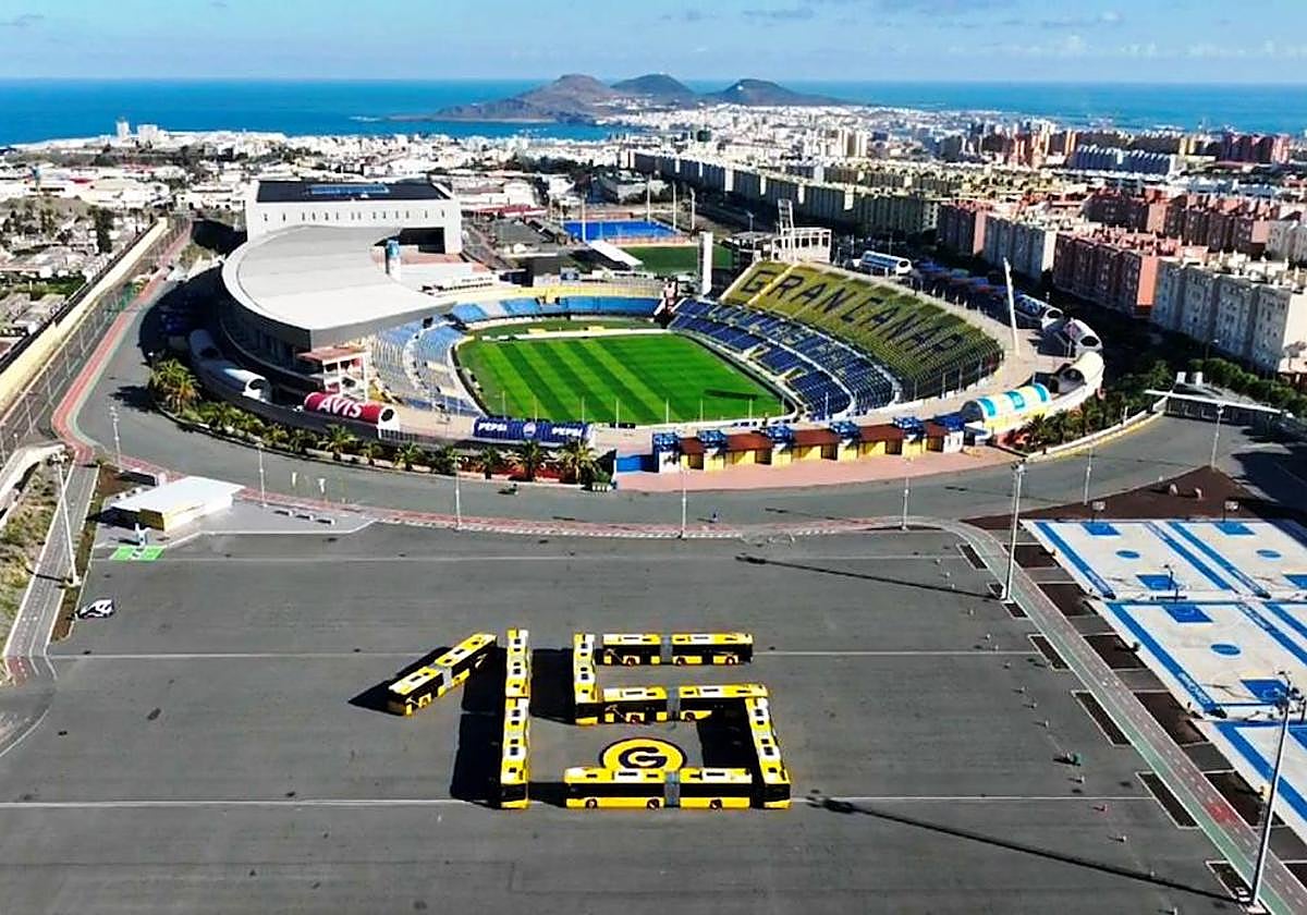 Despliegue con dron con el que Guaguas quiso escenificar la llegada a la flota de nuevos vehículos.