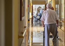 Persona mayor en una residencia de mayores.