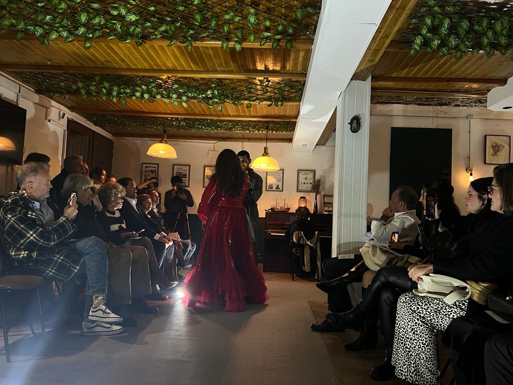 Imagen principal - Instantes de 'Fashion Opera'. 