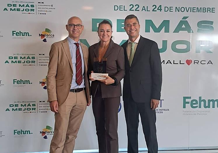 Rubén Montesdeoca, copropietario del hotel Taimar, tras recoger el premio en Mallorca.