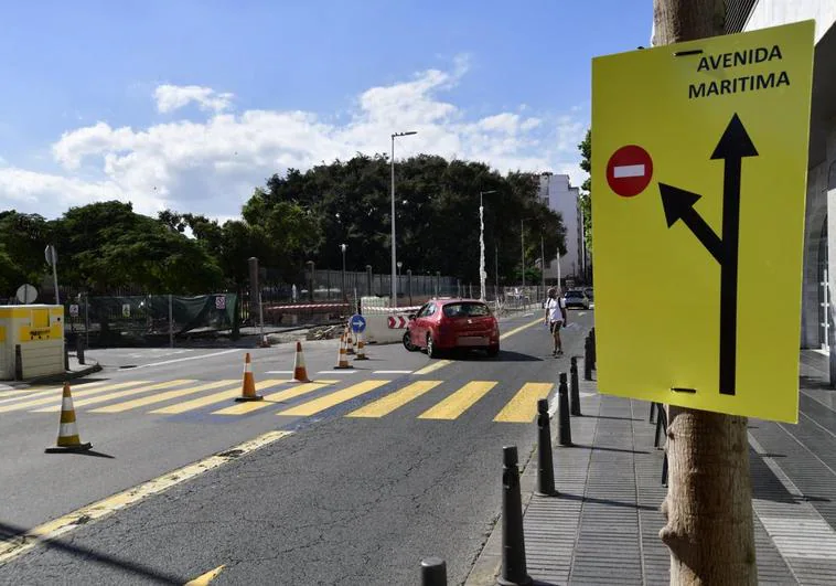 Un cartel advierte de que hay que seguir hasta la calle Gran Canaria. 2. Un vehículo gira donde no puede.