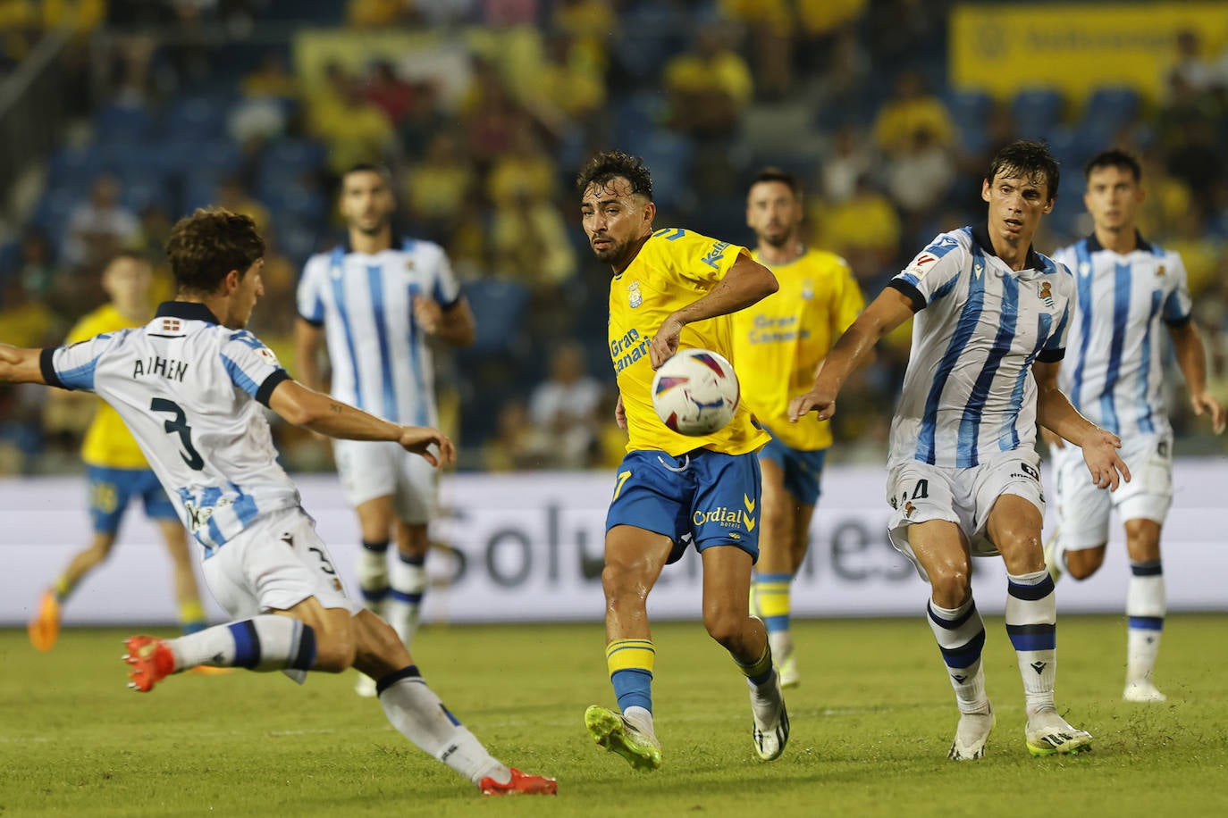 Imagen secundaria 1 - Una delantera apagada en la que Sandro debe destellar ya