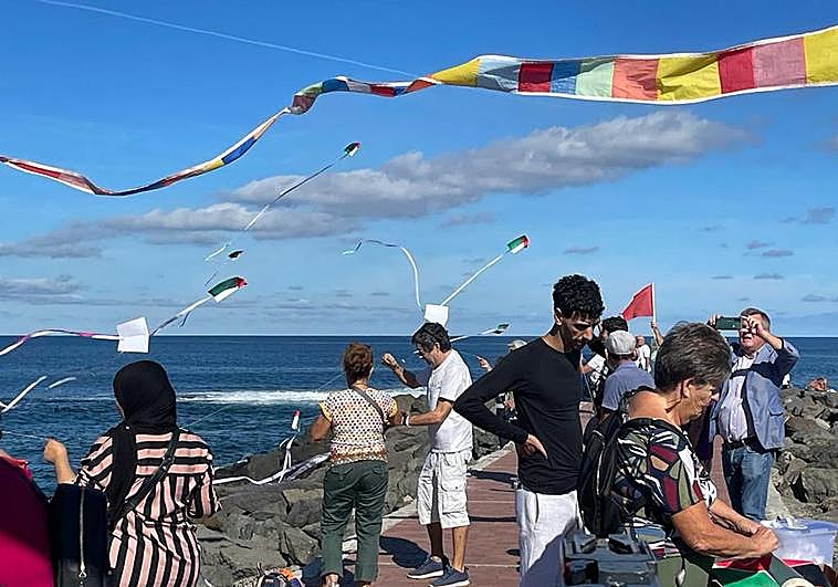 La explanada del Auditorio Alfredo Kraus se cubre de cometas con los colores de la bandera palestina.