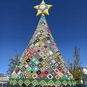 Foto de archivo de un árbol de Navidad de crochet en Andalucía.