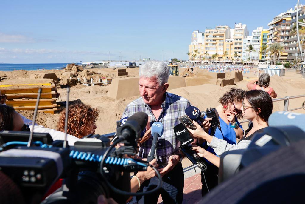 El belén de arena de Las Canteras toma forma