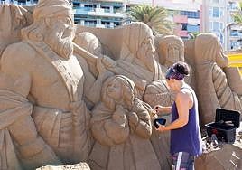 El belén de arena de Las Canteras toma forma