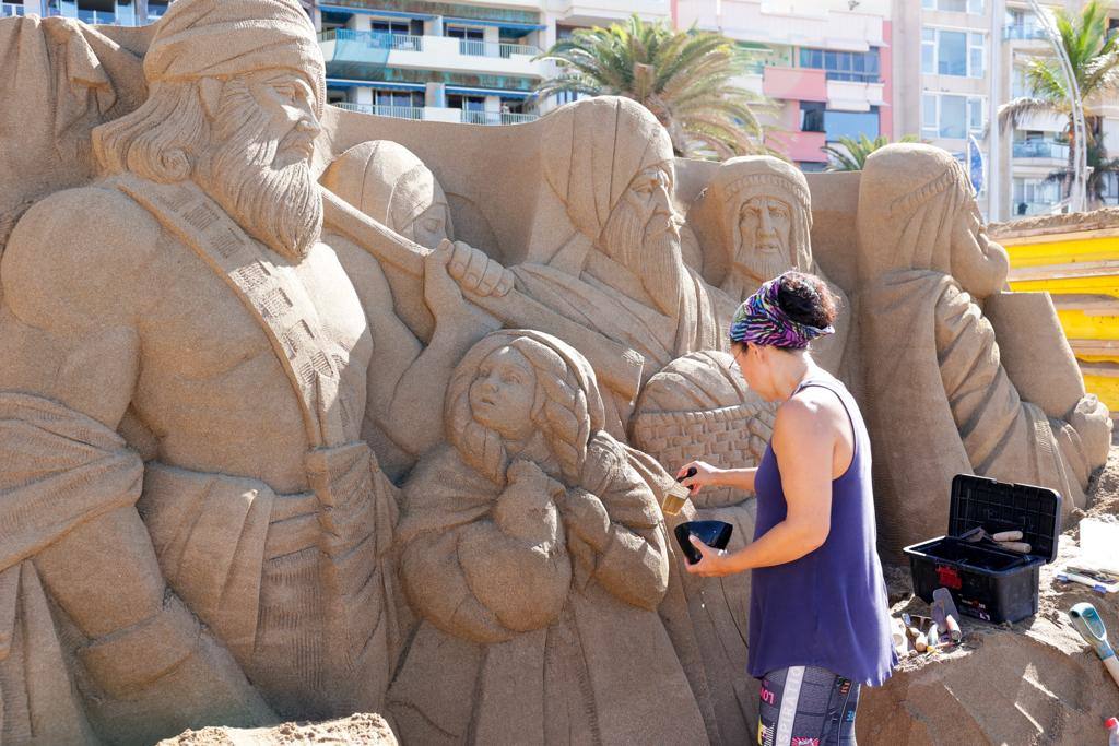 El belén de arena de Las Canteras toma forma
