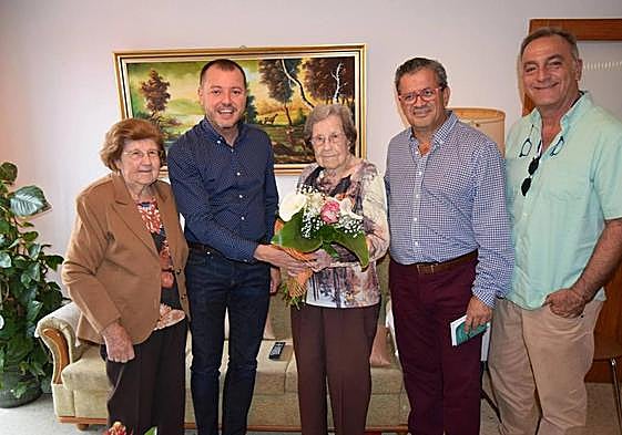 Imagen de archivo de la visita del alcalde de Gáldar, Teodoro Sosa, el día del 100 cumpleaños de María del Pino.