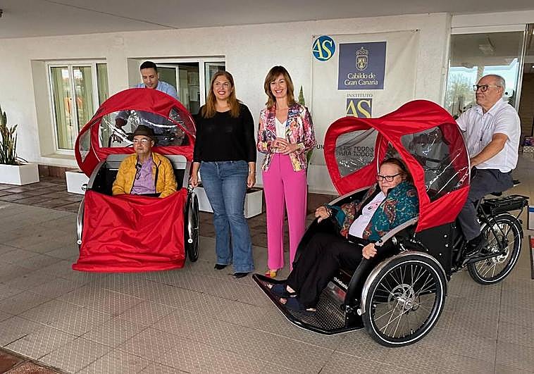 Santiago y Conchita fueron los primeros usuarios de Taliarte en salir de paseo en los triciclos.