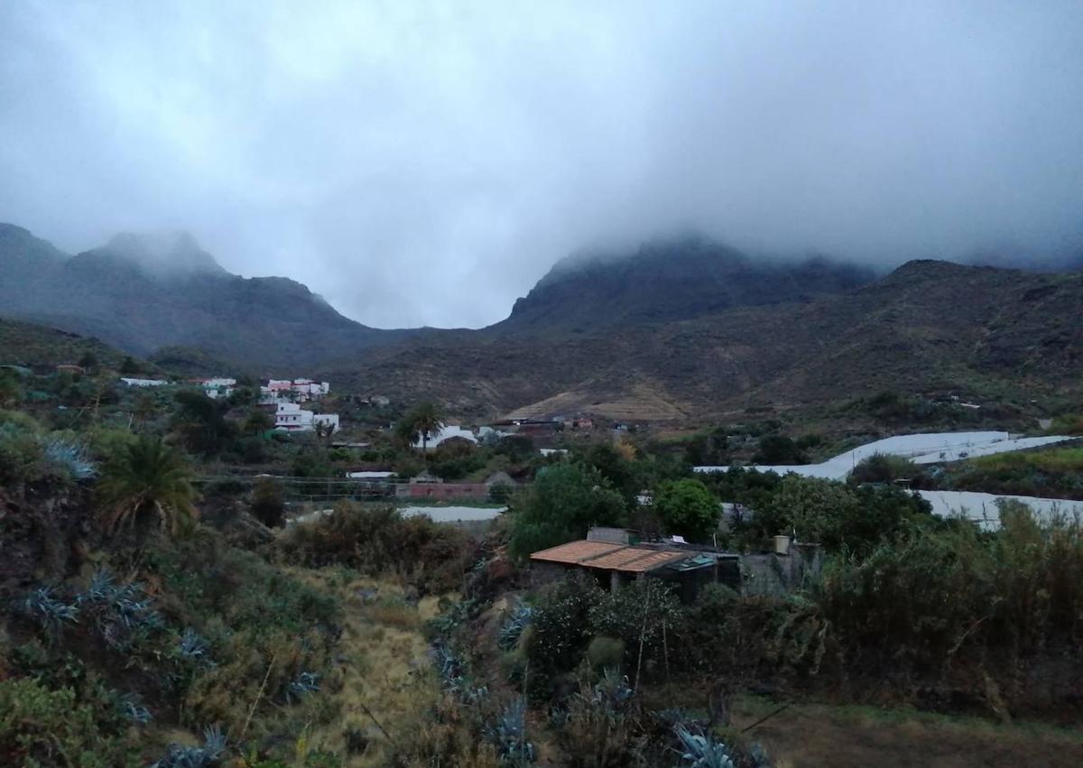 Imagen secundaria 1 - La lluvia riega el sureste de Gran Canaria (imagen superior) y La Aldea.