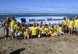 Imagen de la concentración de protesta organizada por Amigos de la playa de Las Canteras.