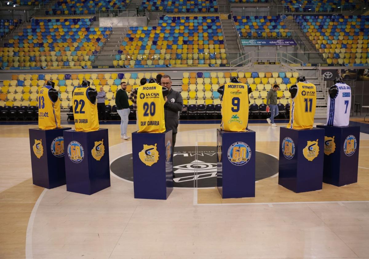 Imagen principal - El presidente del club amarillo, Sitapha Savané, presentó la nueva colección.