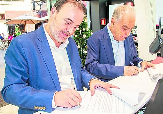 Gilberto Castillo, Director Gerente de Sabina y Gonzalo Marrero Rodríguez, director de Cáritas Diocesana de Canarias, rubricando la colaboración.