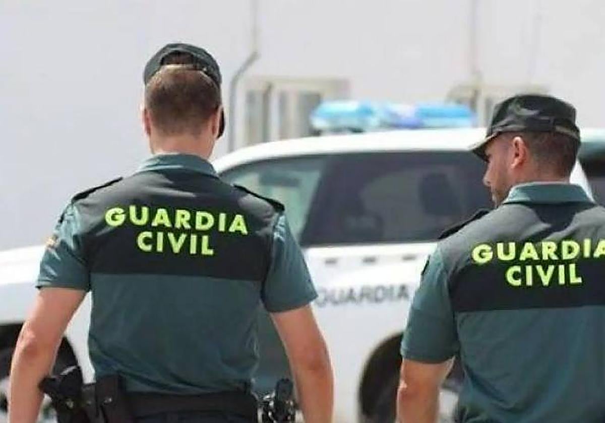 Foto de archivo de dos Guardias Civiles de servicio.