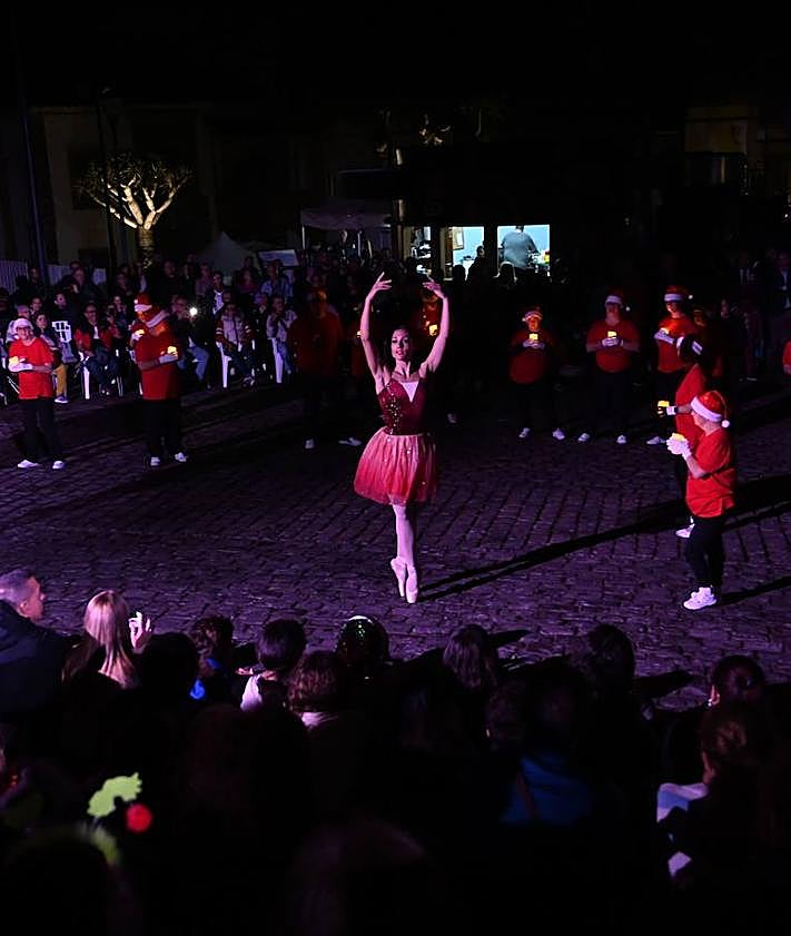 Imagen secundaria 2 - Guía da el pistoletazo de salida a las fiestas navideñas con su encendido