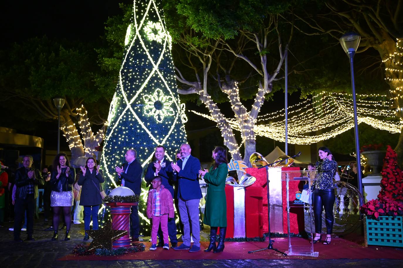Imagen secundaria 1 - Guía da el pistoletazo de salida a las fiestas navideñas con su encendido