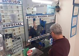 Venta de décimos en una de las administraciones clásicas de Arrecife, la 5.