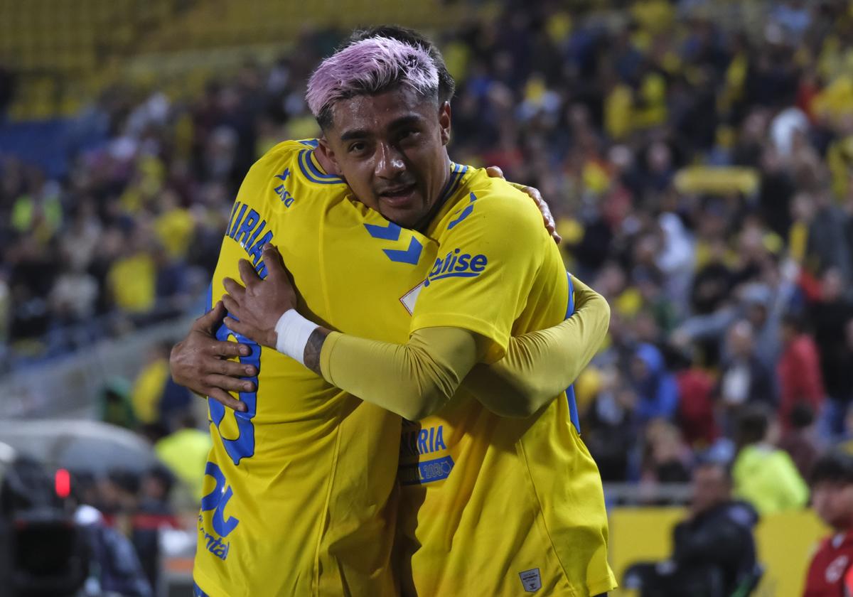 Araujo y Kirian se abrazan tras el gol del mexicano ante el Getafe.