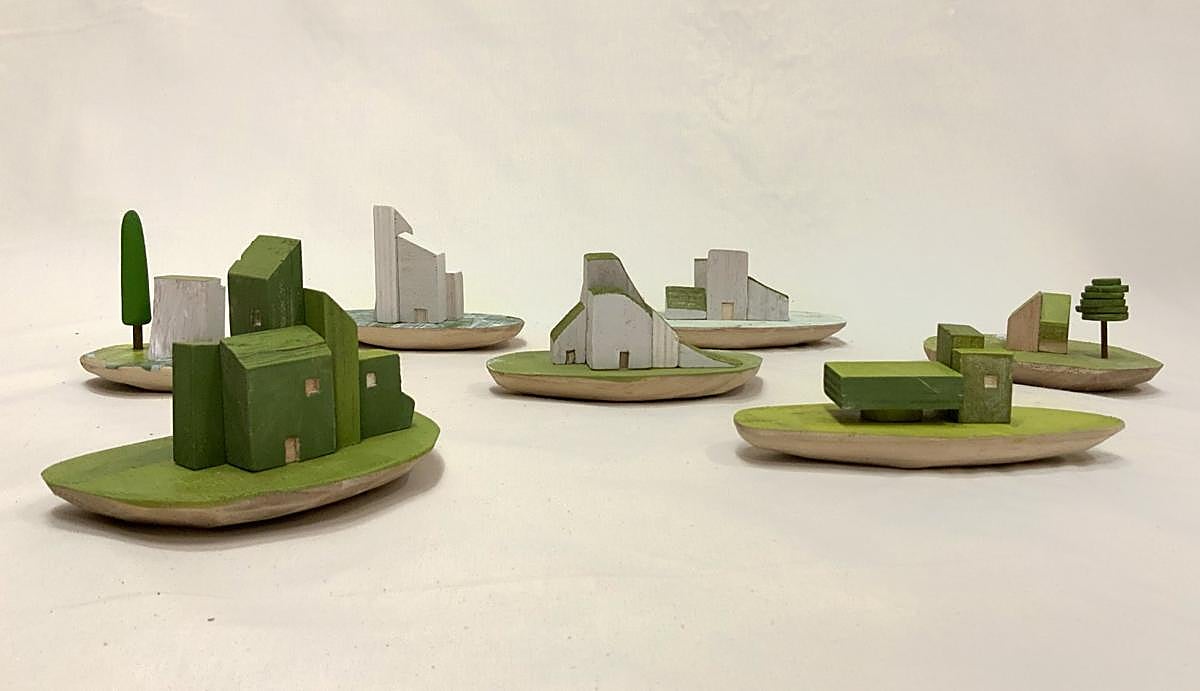 Algunas de las esculturas de pequeño formato de Miguel Panadero, realizadas en madera reciclada y que se exhiben en esta muestra.