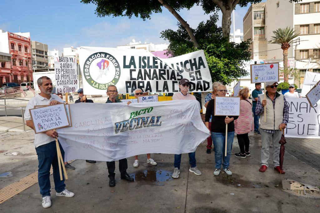 El Pacto Vecinal sale a la calle en protesta para recuperar el Canarias 50