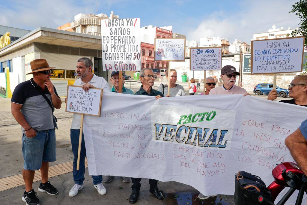 El Pacto Vecinal sale a la calle en protesta para recuperar el Canarias 50