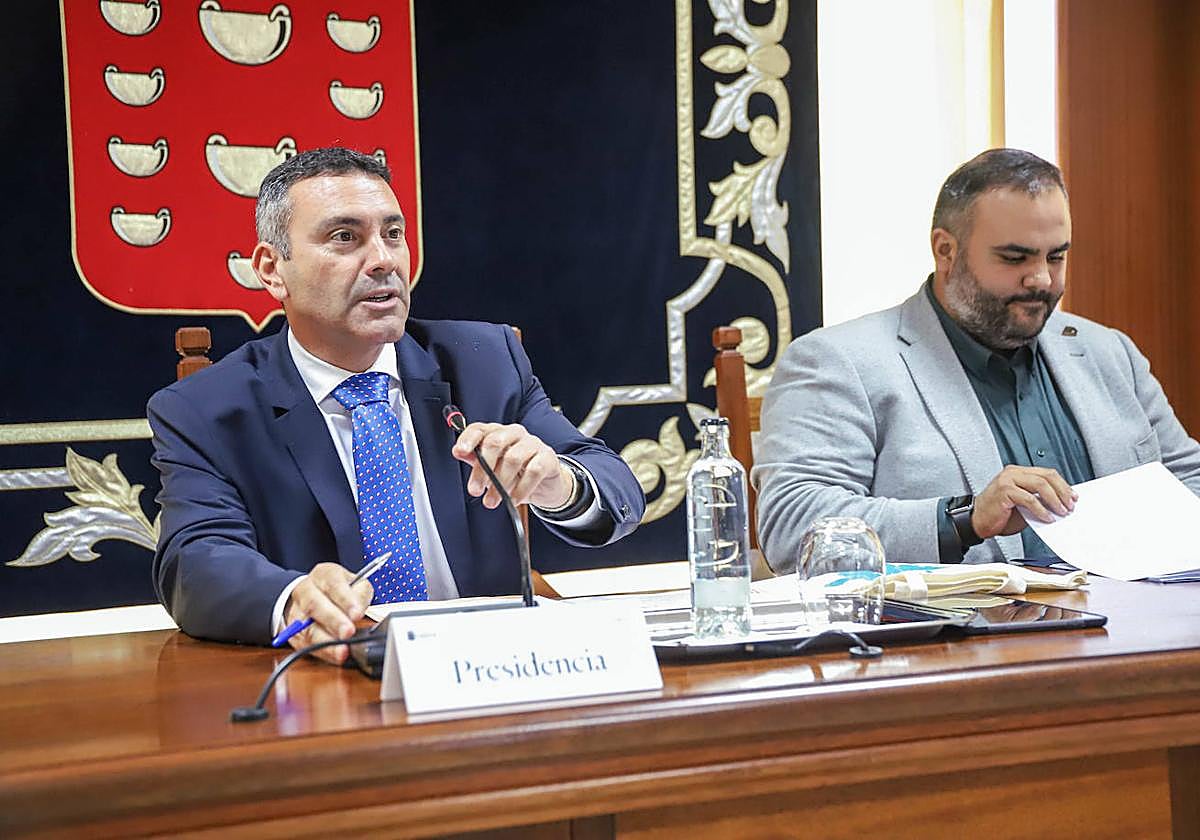 Samuel Martín, acompañado al presidente insular en el pleno de creación del Consejo de la Reserva.