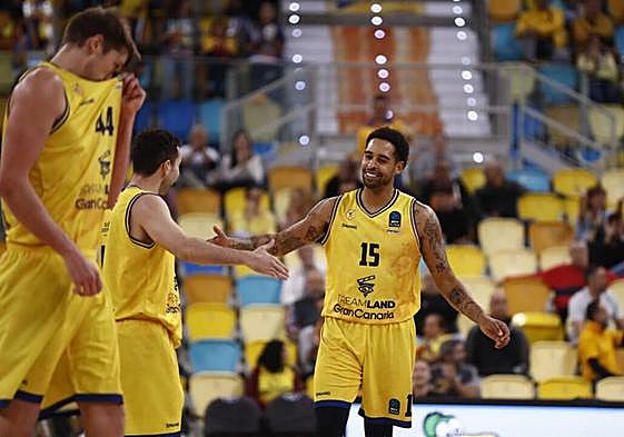 Sylven Landesberg es felicitado por sus compañeros tras su gran partido ante Zunder.
