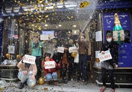 Imagen de archivo de loteros de la administración de 'Doña Manolita' de Madrid festejando haber vendido décimos del premio gordo.