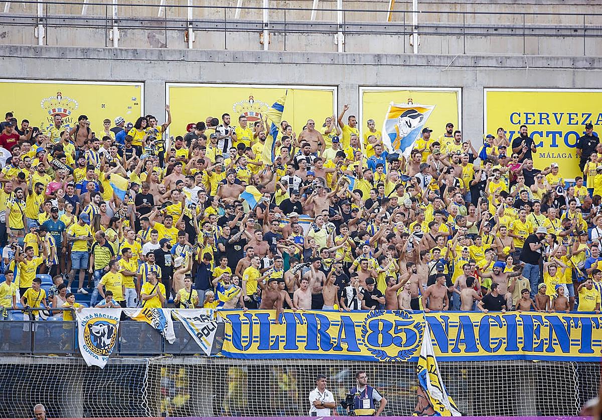 La afición amarilla en el Estadio de Gran Canaria.