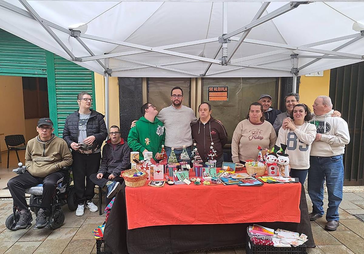 Los usuarios del centro ocupacional recibieron la visita del edil Carlos Carrión, en el centro, en puesto de venta