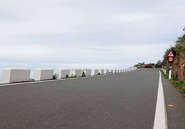 Tramo de la carretera GC-21 con malecones para evitar las salidas de la calzada.