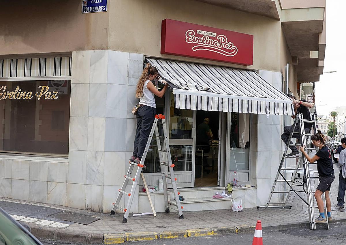 Imagen secundaria 1 - En la calle Perojo ultimaban el decorado en la tarde de este martes. 