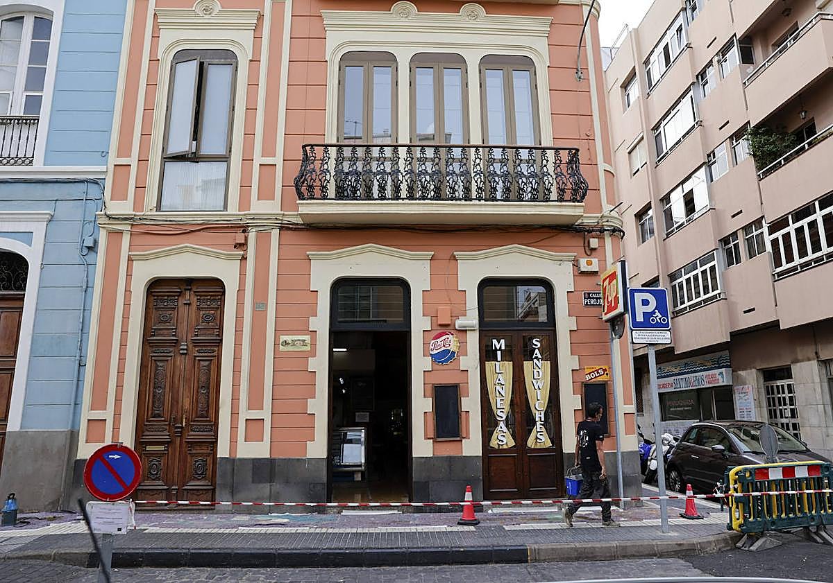 Imagen principal - En la calle Perojo ultimaban el decorado en la tarde de este martes. 