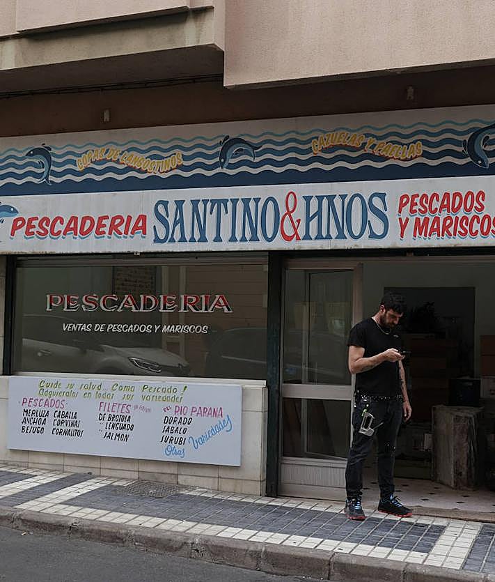 Imagen secundaria 2 - En la calle Perojo ultimaban el decorado en la tarde de este martes. 