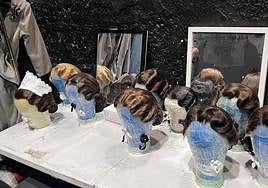Algunas de las 52 pelucas que se utilizan en 'El tiempo entre costuras'.