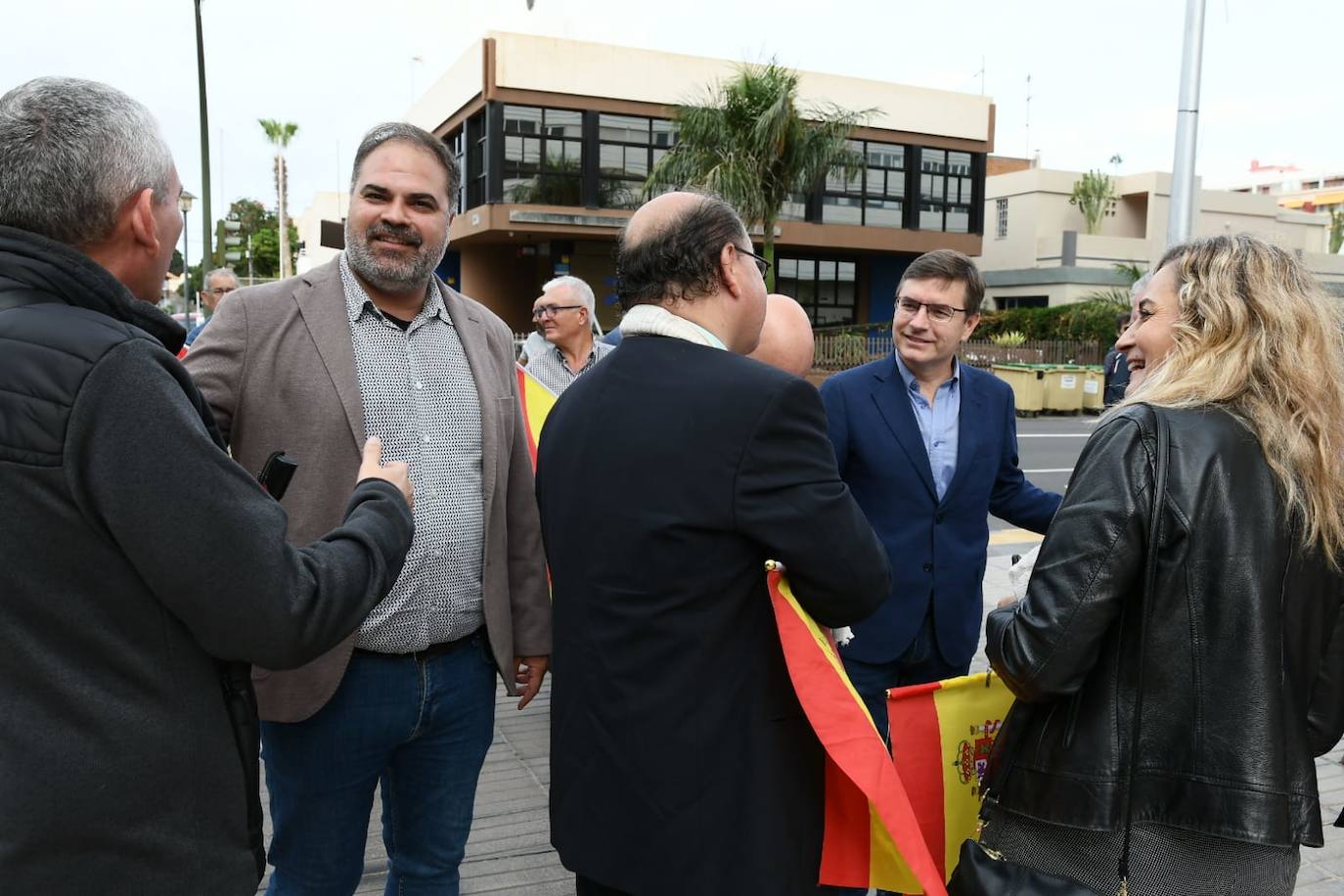 Pancartas y banderas de España en la manifestación de Vox ante la sede del PSOE en la capital grancanaria