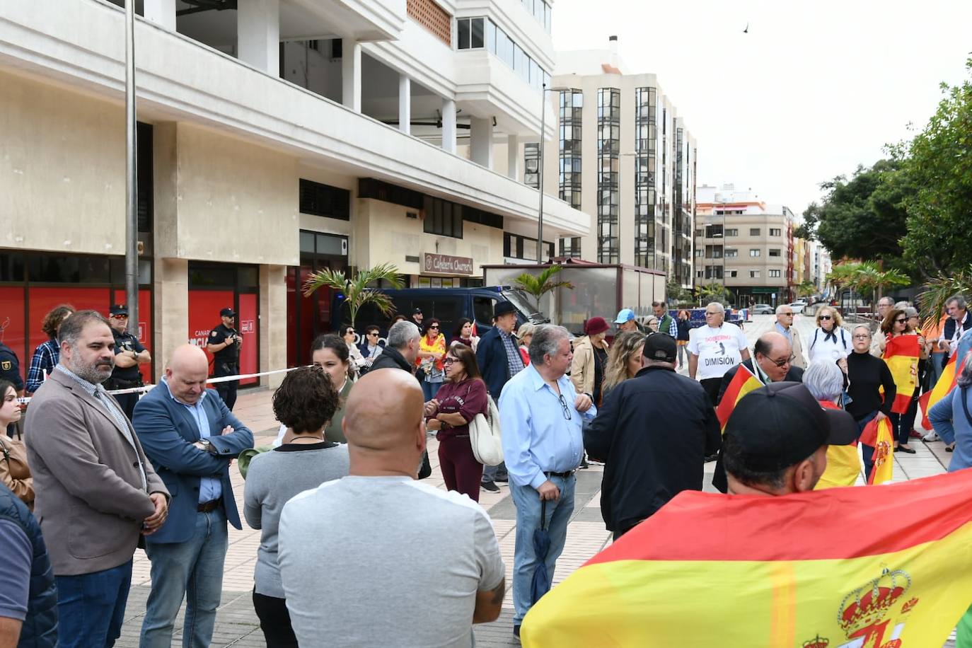 Pancartas y banderas de España en la manifestación de Vox ante la sede del PSOE en la capital grancanaria