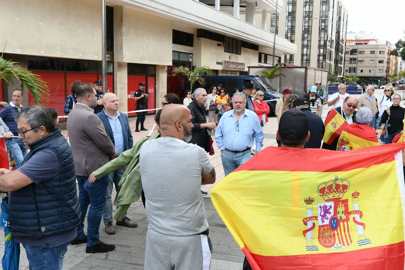 Pancartas y banderas de España en la manifestación de Vox ante la sede del PSOE en la capital grancanaria