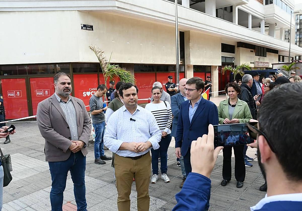 Pancartas y banderas de España en la manifestación de Vox ante la sede del PSOE en la capital grancanaria